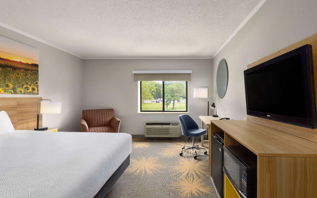 Days Inn & Suites by Wyndham Kansas City South