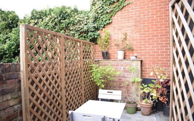 1 Bedroom Apartment With Patio Near Clapham