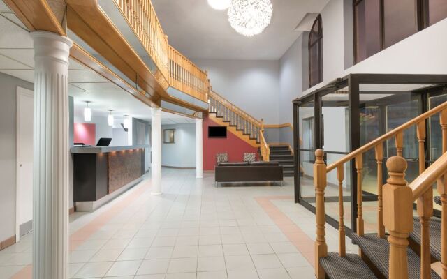 Super 8 Mt Hope Hamilton Intl Arpt On