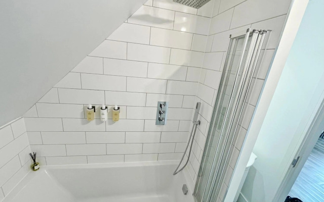 EasyStays - Modern Apartments in Windsor with Parking