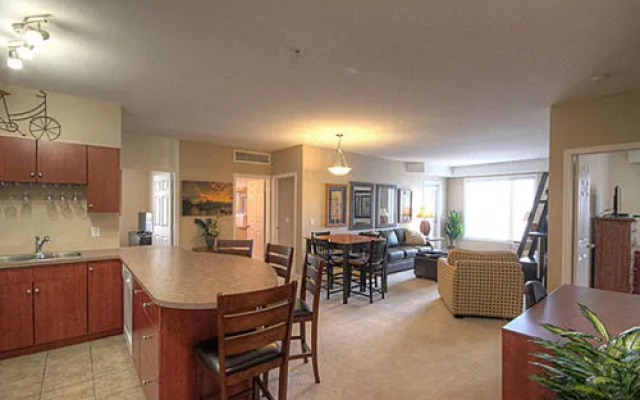 Pinnacle Pointe Resort by kelownacondorentals