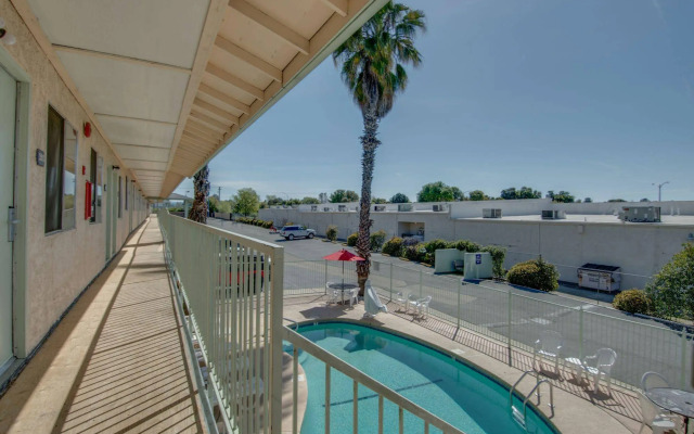 Bridgeway Inn & Suites