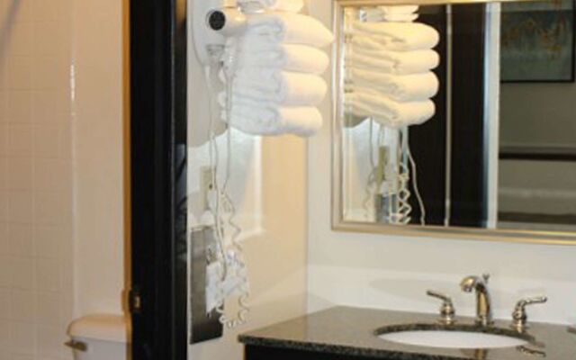 Colonial Inn Ellsworth