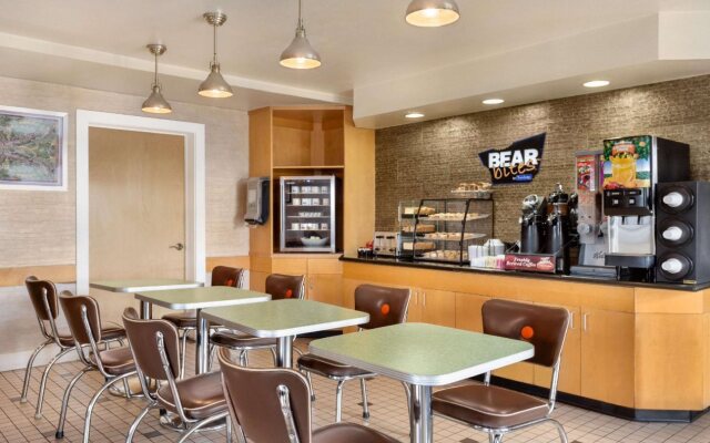 Kings House Motor Hotel