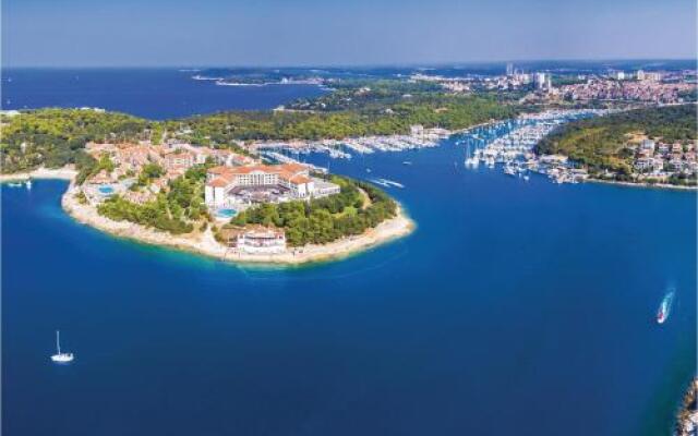 Four bedroom Holiday Home In Loborika