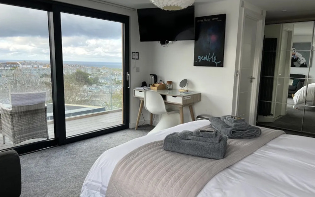 Uno - St Ives
