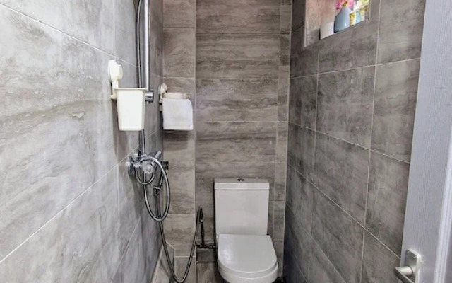 5 Bed Family Home Greater London, Free Parking