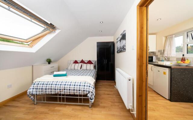 S6 Ensuite Loft Studio Space (Sandycroft Guest House)