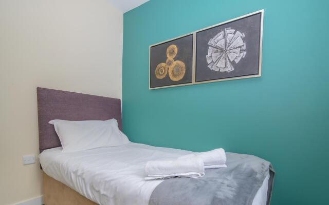 SLEEP 8  Morden 4bed TOWNHOUSE NEXT TO BRIGHTON STATION