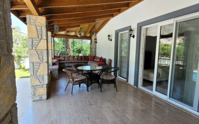 Immaculate 4-bed Villa With Large Garden and Pool