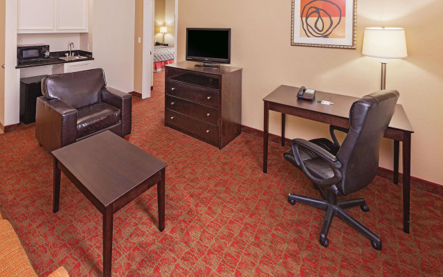 La Quinta Inn & Suites by Wyndham Columbus TX