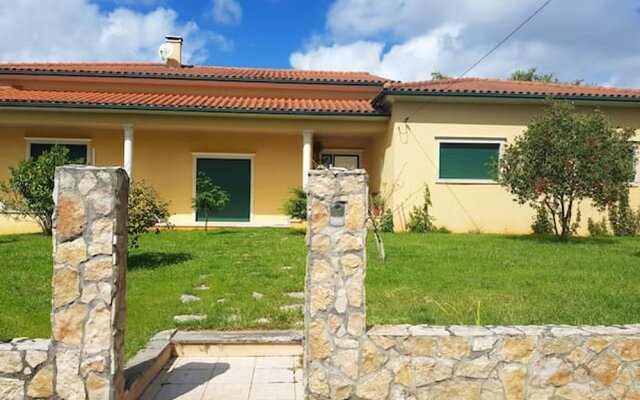 House with 4 Bedrooms in Leiria, with Enclosed Garden And Wifi