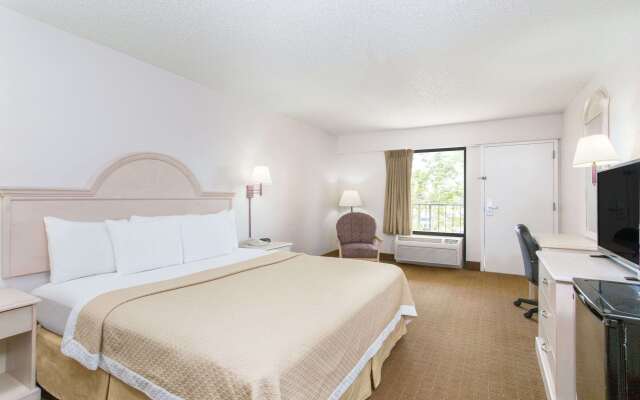 Days Inn & Suites by Wyndham Navarre - near Beaches/Hurlburt