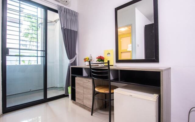 Salinsiri at Lat Krabang