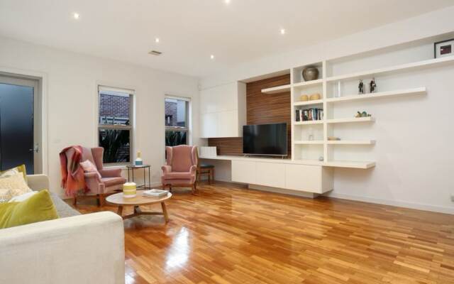 Kew Luxurious Townhouse