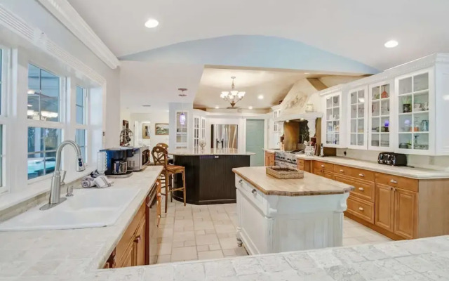 1034 Dolphin Dr