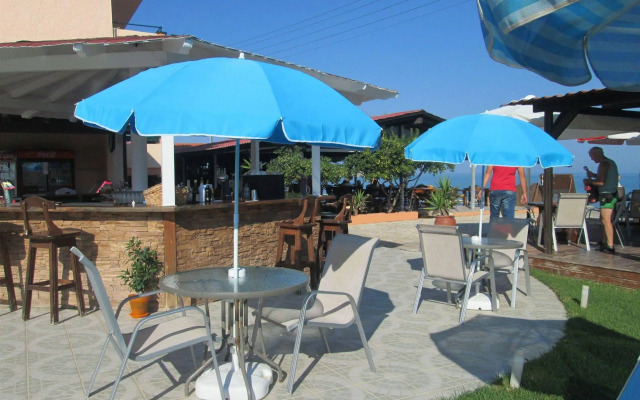 Ninos on the Beach