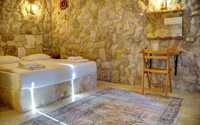 Ala Stone House
