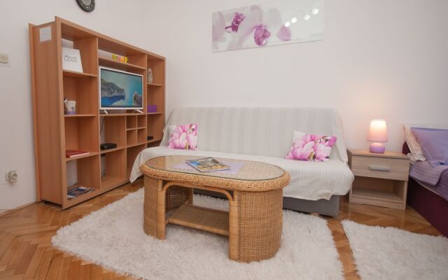 Studio Apartment Ema