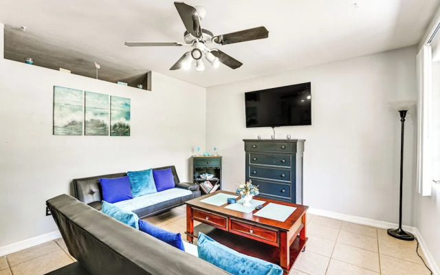 Outdoor Entertainment Area: Clearwater Condo!