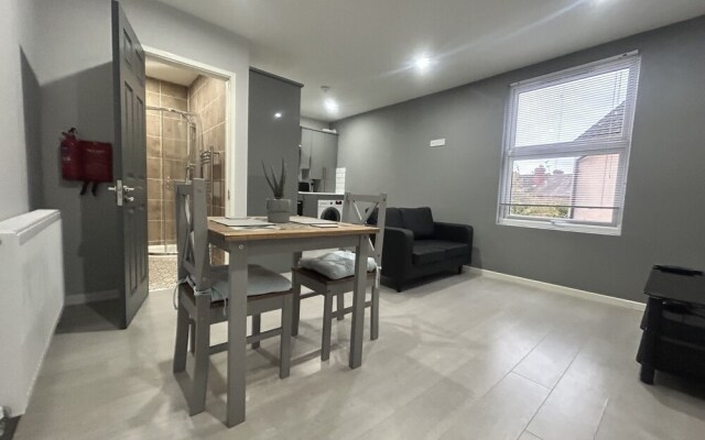 Private Luxury Apartment - Free Parking & Wi-fi