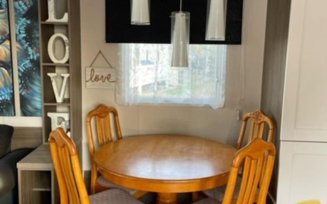 Premium 2 bed Caravan Sleeps 6 With Huge Decking