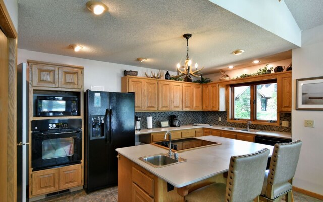 Cheif Lake Lodge 4 Bedroom Home by RedAwning