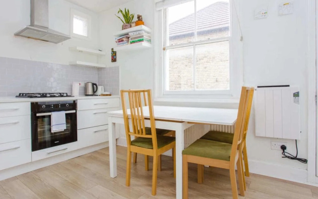 Bright and Airy 3 Bedroom Maisonette in South London