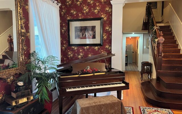 Benefield House Bed & Breakfast