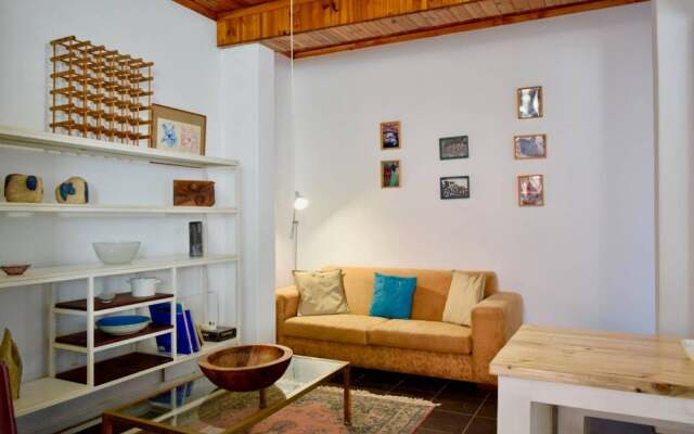 Central Victorian House With Table Mountain View