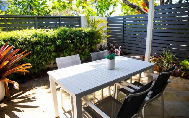 2 Bedroom Renovated Townhouse, Walk to Noosa River