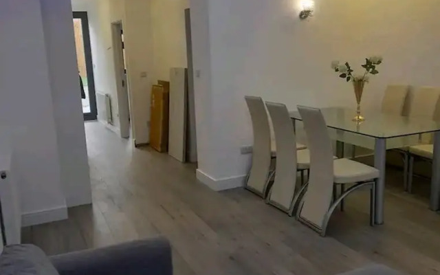 Impeccable 2-bed Apartment in London