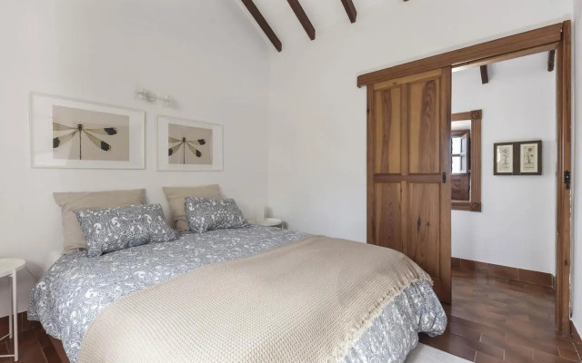 Rural House Los Orovales with Terrace and Parking