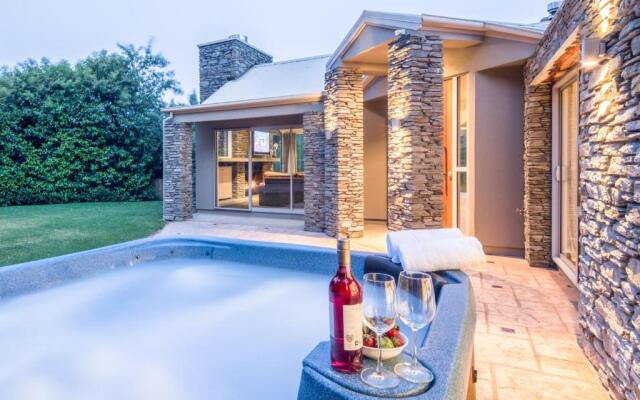 Riverview Retreat Holiday Home by MajorDomo