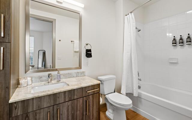Arlington | Artistic 2BD/2BA Apartment