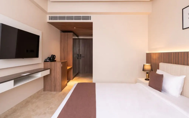 Foxtrail, Sector 42 - AM Hotel Kollection