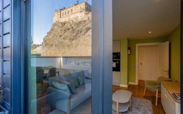 Amazing 2 Bedroom Apartment With Views of Edinburgh Castle
