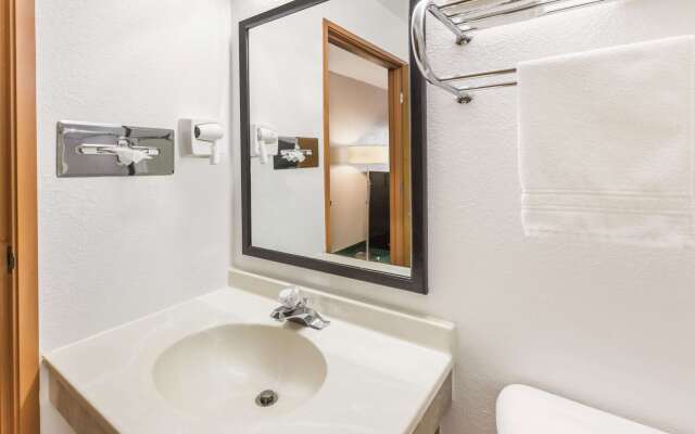 Super 8 by Wyndham Ionia MI