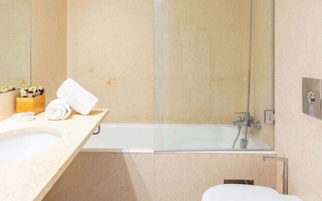 JOIVY Chiado Self Check-In 2-BR Flat w/Parking