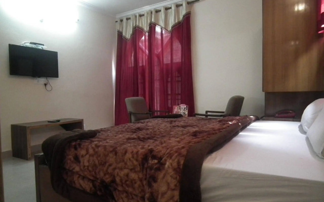 OYO 10229 Hotel Crystal