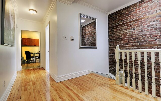 Large three bedroom next to the Bell Center by Hometrotting