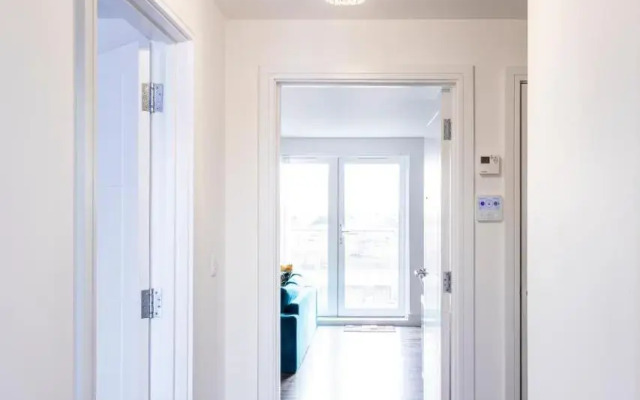Attractive 2 Bedroom Penthouse with free Parking