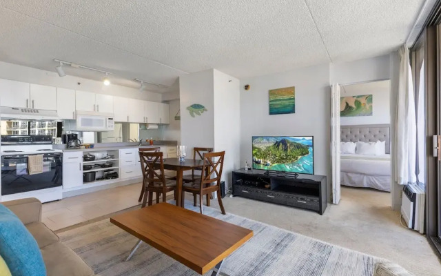 Deluxe Ocean and City View Waikiki Banyan Condo, Free Parking & Wi-Fi by Koko Resort Vacation Rentals