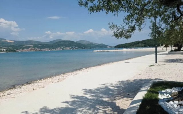 Cute apartment in stone house near sea