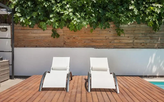 Moderna villa con piscina y amplio jardín