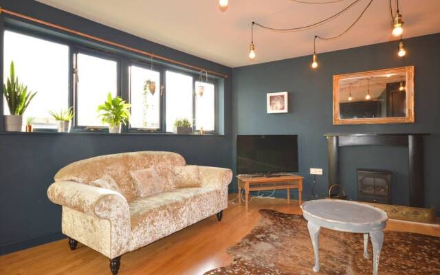 Contemporary 2 Bedroom Midland Mews Apartment