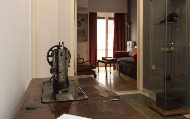 Vintage Apartment next to Acropolis Museum