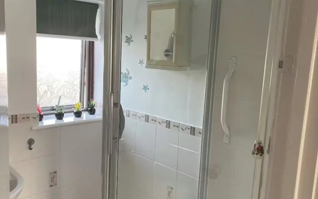 Charming Basildon House With 3 Bedroom Near Town