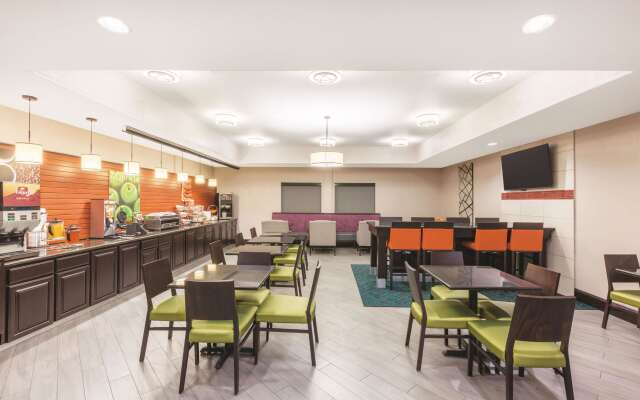 La Quinta Inn & Suites by Wyndham Houston Bush Intl Airpt E