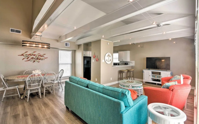 Beachfront Galveston Oasis: Balconies, Ocean View!